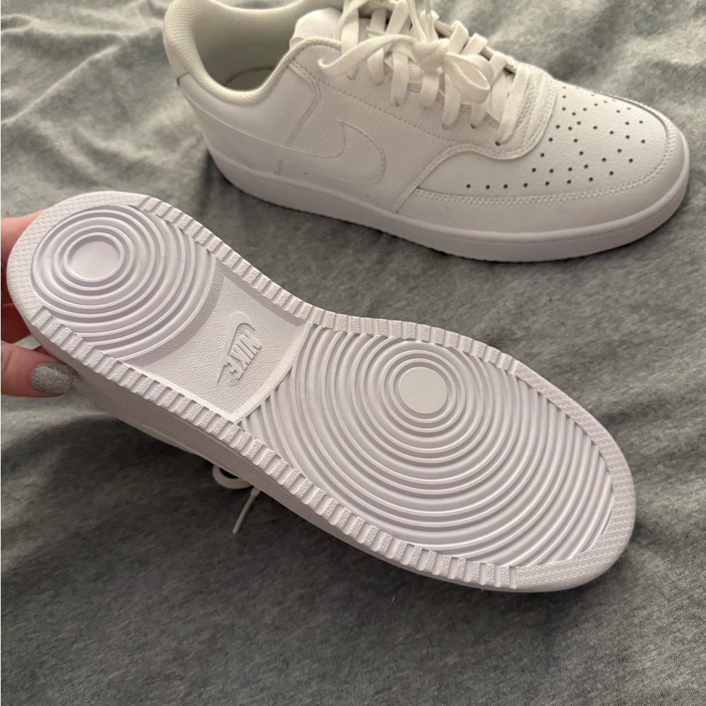 Woman size 11, Nikes white, brand new.